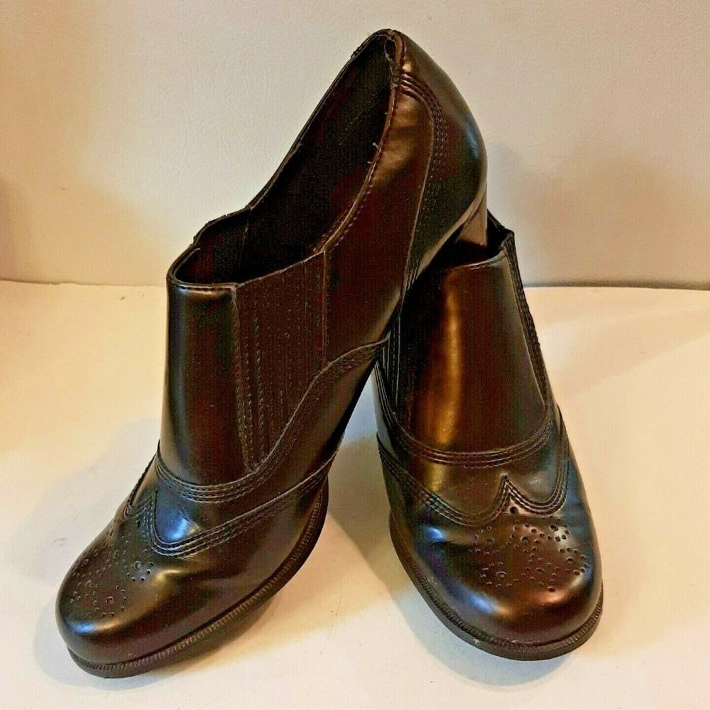 6 1/2M Etienne Aigner Brown Gored Slip On Wing Tips Block Heel Messie